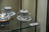 Musée des Arts Décoratifs. Salon des porcelaines.<br> La porcelaine, céramique à base de kaolin, apparaît en Chine vers le IXe siècle et reste une exclusivité orientale jusqu'à la découverte des gisements de kaolin en Saxe (Meissen) en 1710 et à Saint-Yrieix près de Limoges en 1770. La production de porcelaine à Bordeaux fut de très courte durée, à peine trois ans de 1787 à 1790. En 1783, les marchants détaillistes Vemeuilh achètent le château des Terres de Bordes dans le quartier de Paludate pour y fabriquer de la porcelaine. Ils y parviennent en 1787 grâce à l’embauche du porcelainier Michel Vanter et à l’apport des « terres » fournies par Alluaud, directeur de la manufacture de Limoges.