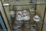 Musée des Arts Décoratifs. Salon des porcelaines.<br> Vaisselle de table, services à cabaret pour le thé et le café, pots à l’eau et bassins pour la toilette, bouquetières et vases, sont représentatifs de la production bordelaise réalisée dans une pâte un peu épaisse et onctueuse. Les décors peints sont d’inspiration néoclassique (grisailles, rinceaux et guirlandes à la Salemhier, trophées divers) et naturaliste (fraises des bois, natures mortes, bouquets, barbeaux.,,)