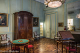 Musée des Arts Décoratifs. Salon des porcelaines.<br> Ce salon, aux proportions plus modestes que le salon de compagnie, (peut-être le chambre de Monsieur de Lalande), a gardé lui aussi des éléments d'origine : parquet en chêne et acajou, boiseries et dessus-de- portes peints de paysages classiques, cheminée Louis XVI.
La pièce est éclairée par un lustre en bronze doré et cristal (guirlandes d'olives et mirzas) à deux rangs de lumière. Epoque Restauration. L'ensemble des sièges en noyer rehaussé d'or date de la fat du XVIIIe siècle : fauteuils Directoire à dossier 