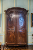 Musée des Arts Décoratifs. Salon des porcelaines.<br> L'armoire bordelaise en acajou de Cuba et ronce d'acajou présente un rare décor sculpté d'attributs guerriers en faveur des années 1790 : faisceaux de licteurs, cuirasses, casques, drapeaux, piques. Ses trois tiroirs intérieurs désignent ce meuble comme armoire de lingerie. Le système de fermeture à bascule est analogue à celui de l'armoire de la salle à manger.