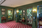 Musée des Arts Décoratifs. Salon vert. Le duc de Bordeaux, comte de Chambord, et Louise d’Artois.<br> Né le 30 septembre 1800 à Paris, Henri Dieudonné, duc de Bordeaux, comte de Chambord à sa majorité, est l’enfant posthume duc de Berry, assassiné le 13 février 1820 et de Marie Caroline de Naples. Petit neveu de Louis XVI et de Louis XVIII, petit-fils de Charles X, il est l’héritier de la couronne de France et le dernier des Bourbons, décédé sans postérité à Frohsdorf en 1883. Ça sœur ainée, Louise d’Artois, Mademoiselle, né à Paris en 1819, épouse du duc de Parme assassiné en 1854. Elle décède auprès de son frère en 1864.
Vitrine 1 : naissance du tout de Bordeaux et premières années des deux enfants. Pendule en bronze doré évoquant la duchesse de Berry à l’État le duc de Bordeaux avec Louise d’Artois agenouillé.
Vitrine 2 : enfance et adolescence jusqu’à 1830. Pendule ou le duc de Bordeaux salue, habillé en colonel des lanciers.
Vitrine 3s : les deux enfants en exil jusqu’en 1836. L’Écosse est la première étape de l’exil de la famille royale consécutive à l’abdication de Charles X et à l’avènement de Louis-Philippe. Jusqu’à 1832 Edimbourg les accueille dans le château Holyrood que l’on voit sur les boîtes et gravures