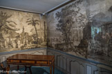 Musée des Arts Décoratifs. Couloir et salon des Panoramiques.<br> Quatre petits salons réaménagés dans l'aile des communs abritent la collection du 19e siècle, réunie par le collectionneur bordelais Raymond Jeanvrot, sur le thème légitimiste des derniers Bourbons. Le sol est recouvert d'un tapis tissé de la maison Bracquenié avec un décor Restauration.
