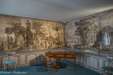 Musée des Arts Décoratifs.  Couloir et salon des Panoramiques.<br>Le salon fait partie de l'ancienne aile des communs de l’hôtel de Lalande ; il est décoré d’un papier de tenture, grisaille de trente lès, issu de la maison Dufour à Parie en 1824, intitulé les Fêtes grecques ; de gauche à droite on reconnaît successivement L'hommage à Homère, Le culte de Vesta, Le Parthénon, L'offrande aux nymphes, le culte de Minerve, La statue d'Hercule, Le temple de Zeus et L'offrande à Bacchus.
Cette tenture provient d'une maison située sur les bords de la Garonne, à Quinsac, près de Bordeaux, ainsi que les lambris d'appui du XVIIIe siècle. Piano carré, à la marque Ignace Pleyel et fils aîné, 1816, placage d’acajou, citronnier et érable. Quatre chaises volantes à la chiavari, bois tourné et laqué, vers 1843.