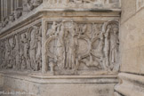 Bordeaux. La Cathédrale.<br> Portail sud. 4° Bas-relief très-mutilé, où se voient confusément trois petites figures. 5° Personnage les mains levées sur la tête de deux petites figures agenouillées. Ce bas-relief est à moitié engagé dans le pilier.
