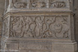 Bordeaux. La Cathédrale.<br> 1° Trois enfants dans un baquet, portes sur des vagues ou sur des nuages; ce bas-relief se rapporterait à la légende de Sainl- Nicolas. 2° Personnage appuyant la main droite sur la tète d'un enfant agenouillé. 3° Groupe de trois femmes, deux agenouillées et la troisième debout.