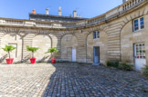 Bordeaux. Musée des Arts Décoratifs.<br> Le haut mur aveugle coiffé d'une balustrade.