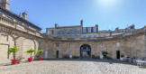Bordeaux. Musée des Arts Décoratifs.<br> Cette cour est inscrite dans une demi-lune pour faciliter la manœuvre des carrosses.
A gauche, un haut mur aveugle coiffé d'une balustrade abrite des regards curieux le monde caché de la vie privée.
A droite, la grande arcade cintrée donnait accès aux écuries et aux remises à carrosses et, au-dessus, au grenier à foin, aujourd'hui 25 salles d'exposition (temporaire) sur deux niveaux