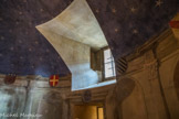 Le château de Montaigne.<br>Le conduit qui étonnera par son inventivité acoustique et qui permettait à Montaigne d'écouter la messe de sa chambre, quand trop âgé ou malade il ne pouvait plus descendre dans la chapelle.