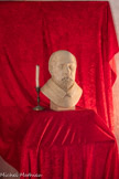 Le château de Montaigne.<br> La chambre. Le coffre de voyage de Montaigne.