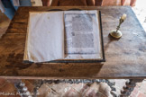 Le château de Montaigne.<br> La librairie. La table de travail du secrétaire de Montaigne. La poutre surplombant la table comporte l'inscription 