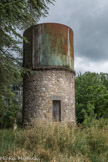 Le château de Montaigne.<br> La tour du château d’eau. Cette construction était sans doute un ancien moulin, car à l’époque de Montaigne, les p1ateaux étaient couverts de champs de céréales. Ce village de Saint-Michel avait alors pour nom «  Saint-Michel et Bonrnefare » évocateur de ces nombreux édifices qui tournaient au vent des coteaux ou sur les rivières proches, la Lidoire et le Léchou.
Depuis, les vignes sont venues remplacer les champs de blé, et l’ancien moulin a été transformé en réserve d’eau.