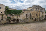Saint-Emilion. Le palais Cardinal<br> Le Cardinal auquel fait allusion le nom du monument était Gaillard de la Mothe, neveu de l’archevêque de Bordeaux, Bertrand de Goth, devenu le fameux Pape Clément V au début du  XIVème siècle. Celui-ci octroyât à son neveu le titre de Cardinal de Sainte Luce, 1er doyen du chapitre des chanoines Augustins, ainsi qu’une luxueuse et confortable demeure aujourd’hui connu sous le nom de «Palais Cardinal». Les ruines de la façade encore présente aujourd’hui nous font penser que ce magnifique palais a été construit dès le XIIème siècle. En effet, des éléments artistiques romans sont bien présents : arc en plein cintre pour les ouvertures dont les voussures présentent des décors géométriques et végétaux ; les baies géminées et leurs décorations soignées similaires à d’autres monuments de la cité médiévales datant du début XIIème siècle. La présence de conduits pour les latrines atteste un confort certain à cet édifice.
Ces détails nous font dire que le but premier de cet édifice n’était pas la défense mais plutôt l’affichage d’une certaine richesse de la ville aux yeux des marchands et pèlerins en transit à Saint-Emilion. Les murs de ce palais, encore visible aujourd’hui, font partis d’un mur d’enceinte de la cité, qui aurait été édifié en même temps que le Palais…