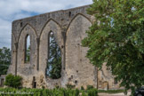 Saint-Emilion. La Grande Muraille.<br> Elle est le modeste vestige d’un immense monastère Dominicain du XIIème siècle. Par tradition, les Dominicains font partie de la famille des moines mendiants au côté des Franciscains. Leur règle est basée sur la notion de pauvreté individuelle. Pour que l’architecture de leur monastère corresponde à cet idéal, certaines règles devaient être appliquées. Les bâtiments conventuels et l’église ne devaient pas excéder une certaine hauteur. Ce pan de mur laisse à penser que les frères mendiants de Saint-Emilion ne devaient pas être aussi pauvre que leur ordre l’exigeait. Des questions politiques et militaires eurent raison de ce monument religieux. La duchesse Aliénor d’Aquitaine, au XIIème siècle, pris pour second époux Henri Plantagenêt futur Roi d’Angleterre. Elle lui donna ainsi le titre de Duc d’Aquitaine, mais il eut l’attitude et l’autorité d’un roi sur la région. Ce fut le début  de trois cent ans de tensions entre France et Angleterre. Les cent dernières années sont connues sous le nom de Guerre de Cent Ans (1337-1453).
Au début de la Guerre de Cent Ans, les troupes françaises en lutte pour réaffirmer le pouvoir de leur roi, trouvèrent refuge dans le monastère des Dominicains. Le bâtiment était idéalement situé non loin de l’enceinte fortifiée. Il devenait alors un refuge, un poste d’observation et une ligne de front de bonne qualité. Les Dominicains ne se sentant plus en sécurité, quittèrent leur grand monastère et s’installèrent intra muros. le monastère, quant à lui, fut volontairement détruit, ne laissant sur pied que cet élégant pan de mur.