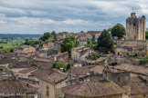 Saint-Emilion. <br> La Tour du Roy est le seul donjon roman encore intact en Gironde. Situé à l’intérieur des remparts de la cité, l’édifice repose sur un massif rocheux isolé de toutes parts et creusé de grottes naturelles et de carrières exploitées depuis le Moyen-âge. Du sol de la plus basse terrasse au sommet, on note une hauteur de 32m. Cette tour quadrangulaire, haute de 14,50m, et de 9.50 m de côté est divisée en 3 niveaux. Les murs extérieurs ainsi que les angles du bâtiment sont parcourus de contreforts plats qui viennent renforcer l’édifice.
Les historiens divergent sur sa date de construction… En 1224, le Roi de France, Louis VIII, dit le Lion conquit une partie de l'Aquitaine dont le Bordelais. Ses troupes occupaient Saint-Emilion et il aurait confirmé son intention d’y faire construire une fortification intra-muros. Cependant certains textes indiquent que c'est Henri III Plantagenêt, roi d'Angleterre et Duc d'Aquitaine, qui en 1237, en ordonna la construction, lorsque Saint-Emilion tombe à nouveau sous le contrôle des anglais.