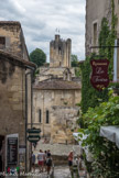 Saint-Emilion. <br> Quant à l’origine des pierres, il faut se rendre outre-manche. Suite au mariage d’Aliénor d’Aquitaine et d’Henri Plantagenêt en 1152, la Guyenne passe sous domination anglaise et ce jusqu’à la fin de la Guerre de Cent Ans en 1453. Trois siècles de domination, pendant lesquels les rois d’Angleterre sont également ducs d’Aquitaine et exercent leur pouvoir sur notre région.
Ces pavés nous viennent donc des anglais, qui à chacun de leurs voyages en bateaux en lestaient leurs cales et les remplissaient ensuite de barriques abritant un précieux breuvage pourpre : le vin.
Les pierres ainsi laissées sur les berges de la Dordogne firent le bonheur des terrassiers.