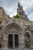 Saint-Emilion. L'église monolithe et son clocher.<br> i elle se révèle aux yeux du visiteur par la position d’un clocher haut de 68 mètres, elle se dérobe ensuite derrière l’élégance de trois ouvertures en façade et d’un portail gothique souvent clos.