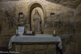 Saint-Emilion. L'Ermitage.<br> Au VIIIe siècle, un Breton nommé Émilion, natif de Vannes et célèbre pour ses miracles, décide de quitter sa terre natale pour se retirer et se consacrer à la prière. Longeant la côte Atlantique, il devient moine puis s’installe à Ascumbas, ancien nom de la cité de Saint-Émilion.
Rejoint par quelques disciples Bénédictins, il y fonde la première communauté religieuse et évangélise la population; créant ainsi une grande cité monastique à laquelle les fidèles donnèrent son nom.
Le saint homme serait mort en l’an 767, après avoir passé les dix-sept dernières années de sa vie dans son ermitage, simple grotte située au cœur du village. C’est autour de celui-ci que fut construite la cité.