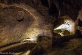 Saint-Emilion. L'église monolithe. <br> Catacombes. Du grec ancien «mono», signifiant «unique» et «lithos», «pierre», son nom qualifie un édifice creusé à l’intérieur du plateau calcaire et dont la structure actuelle forme encore un seul bloc. Le but de sa réalisation tient sans doute au développement de la cité autour d’une activité de pèlerinage sur le tombeau du saint patron Saint-Emilion. En souvenir de l’ermite breton qui se serait installé dans une grotte toute proche au VIIIème siècle, et dans le but d’édifier les fidèles, l’ambition de réaliser une église reliquaire suffisamment grande pour accueillir des centaines de pèlerins naquit.
Sculptée  XIIème siècle, peinte au XIVème, dévastée au XVIème, malmenée au XVIIIème pendant la Révolution et restaurée au XXème !