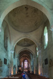 Saint-Emilion. L’ensemble Collégiale.<br> La première pierre de l’édifice est posée en 1110 à la demande de l’archevêque Arnaud Géraud de Cabanac. Le transept et le chœur de la collégiale ont été transformés entre les XIIIème et XVème siècle, laissant alors le style gothique faire son entrée dans l’église. Elle présente certaines caractéristiques du roman périgourdin, telles que ses deux coupoles sur pendentifs qui voûtent ses deuxièmes et troisièmes travées ; cependant la plus grande partie des éléments d’architecture visibles aujourd’hui se rattache au style gothique.
