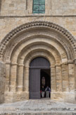 Saint-Emilion. L’ensemble Collégiale.<br>  L’église la plus imposante qui se détache en ville haute, est la Collégiale. La communauté religieuse installée dans ces murs entre le XIIème et le XVIIIème siècle, était un collège de chanoines suivant la règle de Saint Augustin et incarnant l’institution religieuse officielle. L’étymologie du mot chanoine nous aide à comprendre leur mission : le terme vient du grec « Kanôn » qui signifie « la règle ». Délégués de l’archevêque de Bordeaux, ils s’assuraient du respect du bon fonctionnement de la vie religieuse à Saint-Emilion.