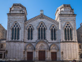 Synagogue de Bordeaux. <br> La nouvelle synagogue de l’architecte André Burguet s’inspire des travaux de Paul Abadie, architecte de la basilique du Sacré-Cœur à Paris. Ainsi le projet prévoit une façade flanquée de deux tours-clochers. Un dessin repris par Charles Durand, son successeur, à qui il donne un cachet oriental. Son architecture reprend une disposition commune au cours de la seconde moitié du XIXe siècle en France et en Europe de l’Est.