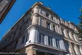En face, une maison du XIXe.