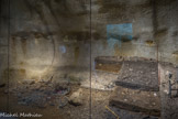 Musée d'Aquitaine. <br> Laussel.
Dominant la vallée de la Beune, l'abri sous roche de Laussel, en Dordogne, est exploité entre 1908 et 1914, par Gaston Lalanne, médecin au Bouscat (près de Bordeaux). Retenu en ville par son travail, il emploie un contremaître (Raymond H Peyrille) et des ouvriers pour fouiller le site. Il réceptionne i les vestiges archéologiques en gare de Bordeaux.
Les silex taillés révèlent une occupation du site durant plus de 80 000 ans, depuis le Moustérien jusqu'au Solutréen. Certaines couches archéologiques sont séparées par des couches stériles et témoignent d'un abandon temporaire de l'abri.
En 1911, Peyrille va exhumer des couches gravettiennes (environ - 25 000 ans) un premier bas-relief en calcaire peint à l'ocre rouge : c'est la Vénus à la corne. Quatre autres bas-reliefs à figurations humaines sont mis au jour : le Chasseur, la Vénus à tête quadrillée, la scène à deux personnages et la Vénus de Berlin