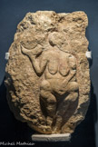 Musée d'Aquitaine. <br> 
Vénus à la corne.
Grand Abri de Laussel, Marquay.
Gravettien ( - 25 000 ans environ).
Ce bas-relief représente une femme de face tenant dans sa main droite une corne. Son visage n’a jamais été travaillé et la chevelure repose sur l’épaule gauche. Le bras droit replié, comme pour la Vénus à la tête quadrillée. Les seins sont tombants. Le bras gauche présente deux traces profondes résultant probablement de deux coups de pioches lors de sa découverte. La main, d’abord arrondie a été reprise par gravure. Elle repose sur l’abdomen, situé sur la partie la plus convexe du bloc, renforçant son aspect volumineux. Les hanches sont très larges, tout comme les cuisses. Les pieds sont absents. Les contours sont très fortement creusés, ce qui accentue les jeux d’ombres et de lumières.
Les proportions de cette figure sont surprenantes et le rapport tête/corps est inexact. Les membres (notamment le bras gauche) sont raccourcis par rapport à l’abdomen et aux hanches.
Tous ces caractères montrent que l’artiste a mis en valeur les marqueurs de la grossesse et cette femme a sûrement enfanté plusieurs fois. Les représentations féminines de Laussel peuvent participer à un culte ou à une mise en valeur de la fécondité, mais sans aucune certitude. La corne, probablement de bovidé, avec ses treize incisions a fait couler beaucoup d’encre : corne d’abondance, calendrier lunaire ou obstétrical, corne à boire, instrument de musique...
La Vénus à la corne est la seule, avec peut-être la Vénus de Berlin découverte elle aussi à Laussel, a posséder cet objet et il nous est impossible de conclure à sa symbolique.