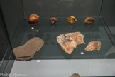 Musée d'Aquitaine. <br> La grotte de Pair-non-Pair est découverte en 1881 par François Daleau. Blocs d’ocre rouge et jaune, Paléolithique récent Ocre.
Plaquette avec traces de colorant ayant servi de palette Paléolithique récent Schiste.
Scapulas (omoplates) ayant servi de palette Paléolithique récent Os.