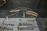 Musée d'Aquitaine. <br> « Bandeau » en ivoire. Son utilisation reste inconnue. Aurignacien ou gravettien Ivoire.
Métatarsien de cheval gravé Aurignacien ou gravettien Os
Côte d'ours incisée Aurignacien ou gravettien Os.
Ciseau Aurignacien ou gravettien Ivoire de Mammouth.
Métacarpien de renne incisé et ocré Aurignacien ou gravettien.
Lissoir décoré Aurignacien ou gravettien Os.
Pendeloque représentant un fossile de Cyprée Aurignacien ou gravettien Ivoire.
Côtes incisées Aurignacien ou gravettien Os.
Sagaie Incisée Aurignacien ou gravettien Os
Flûte en os d’oiseau Gravettien Os.
En bas : Outillage moustérien (racloirs, pointes moustériennes, grattoir sur éclats, bifaces, retouchoir en os).
Outillage châtelperronien (pointes et couteaux de Châtelperron) .Silex.
Outillage gravettien (pointes de la Gravette, microgravettes, gratoîrs, burin, lames retouchées) Silex.
Outillage aurignacien (grattoirs carénés, grattoir sur lame, burin, lames aurignaciennes) Silex