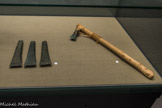 Musée d'Aquitaine. <br> Haches à bords droits coulées dans le même moule. Pauillac Âge du Bronze moyen Bronze.
Proposition d’emmanchement d’une hache à talon et ailerons (hache de l'âge du Bronze final, bois et corde contemporains).