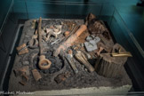 Musée d'Aquitaine. <br> Reconstitution d'un atelier de bronzier (âge du Bronze moyen). A partir du 3e millénaire av. J.-C., le rôle des métaux va être déterminant dans l’économie, les stratégies sociales et les domaines symboliques ou religieux.
L’acquisition et la transformation du métal demande un savoir-faire particulier et l’apparition d’une nouvelle classe sociale: les bronziers. Les premiers métaux travaillés dès la fin du Néolithique sont l’or et le cuivre par simple martelage. Les métallurgistes de l’âge du Bronze connaissent l’or, l’argent, le cuivre, l’étain, le plomb... Ils savent les fondre, réaliser des alliages et connaissent leurs propriétés mécaniques : élasticité, dureté, réflexion de la lumière après polissage. La réalisation d’alliage de bronze augmente la palette des couleurs: un alliage de cuivre et d’étain est rose vers 5 % d’étain, rose-doré vers 10 %, doré vers 15-16 %, blanc jusqu’à ressembler à de l’argent vers 30-40 % d’étain.
La fonte des métaux et les alliages permettent le recyclage, la fabrication de nouveaux objets à partir de matériaux anciens.
