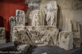 Musée d'Aquitaine. <br> 11. Statue de personnage public.
Bordeaux 1594.
Ier siècle ou IIe siècle.
Marbre.
Cette statue de magistrat de la Ville a fait partie des premiers vestiges antiques conservés, avec l’autel des Bituriges Vivisques et une statue féminine.
12. Moulage d’un relief appelé « Les Amours de Jupiter ».
Bordeaux 1804 Début du siècle ?
Fac-similé.
14. Cippe funéraire de Tatinia Bordeaux, 1876. Milieu du IIe siècle. Calcaire.
D(HS) [M(ANIBVS)] / TATINI(AE )? ANAXA/GORAS. MA/RITVS. P(OSVIT).
« Aux dieux Mânes de Tatinia (?), Anaxagoras, son mari, a placé (ce monument) ».
9. Moulage de la stèle d’une fillette Original : Bordeaux 1831 Fin du Ier siècle ou début du IIe siècle Fac-similé.
D(ÏÏS)M(ANIBVS)[...JLAETVS [...], PAT(ER)[...]
« Aux dieux Mânes de... ,Laetus..., son père,... ».
10. Relief des dendrophores Bordeaux 1838 Fin du IIe ou début du IIIe siècle Calcaire
Ce relief monumental représenterait de simples bûcherons. La confrérie de cette corporation, assez répandue aux IIe et IIIe siècles, était aussi chargée de présider tous les 22 mars aux fêtes en l’honneur de la déesse Cybèle. Certains y voient une représentation religieuse ayant orné le portique d’un temple à Cybèle (originaire d’Asie-Mineure).