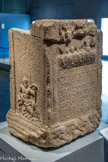 Musée d'Aquitaine. <br> Autel à la Tutelle de Bordeaux ou à la déesse Boudica Bordeaux, 6 rue du Pont-de-la-Mousque (ancien Hôtel de la Bourse) en 1921, en remploi dans la base du rempart romain 237 apr. J.-C. Grès.
La base de cet autel est désépaissie et le bas-relief en partie supérieure est mutilé. Au- dessus de l’inscription située sur le dé, un bandeau de feuilles d’acanthes soutient le décor représentant la déesse Cybèle assise, tenant une corne d’abondance. Celle-ci est entourée d’un côté par le taureau rituel et par un personnage placé à sa droite (un prêtre, ou le berger Attis), de l’autre par un second personnage plus petit (le dédicant ?) qui se tient à sa gauche. Sur le côté gauche du dé se distingue la Garonne sous la forme du dieu-fleuve à demi allongé, la main gauche appuyée sur une ancre à l’envers, alors que d’une urne s’écoule l’eau du fleuve. Le sanglier, emblème de la cité d’York (Eboracum) orne le côté droit Cet autel confirme les relations commerciales existant entre Bordeaux et les îles britanniques, puisque ce sévir augustal (assesseur du culte impérial chargé de répandre et populariser l’image et le culte impériaux, qui pouvait être, comme souvent, un affranchi enrichi) se livrait notamment aux activités commerciales : il a ramené cet autel sculpté dans le grès, de son expédition depuis York pour le faire élever à Bordeaux. Ce monument souligne l’importance religieuse et économique de Bordeaux.
DEAE. TVTELAE. BOVDIG(AE). / M(ARCVS). AVR(ELIVS) LVNARIS IIIIII/VIR. AVG(VSTALIS). COL(ONIARVM). EBOR(ACI). ET / LTNDÇL). PROV(INCIAE). BRIT(ANNIAE). INF(ERIORIS). / ARAM. QVAM. VOVER(AT) / AB EBORACI. EVECT(VS) / V(OTVM). S(OLVIT). L(IBENS). M(ERITO). / PERPETVO ET CORNE(LIANO CONSVLIBVS)
« À la déesse Tutelle de Bordeaux (ou Boudica), Marcus Aurelius Lunaris, sévir augustal des colonies d’York et de Lincoln, province de Bretagne Inférieure, avait fait vœu de lui élever un autel à son départ d’York ; il a accompli son vœu sans restriction, comme il le doit, sous les consulats de Perpetuus et de Comelianus ».