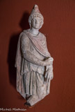 Musée d'Aquitaine. <br> Cautès
Bordeaux, fouilles 146 cours Victor-Hugo en 1986
Fin du IIe siècle - Ier moitié du III siècle
Calcaire. Cautès, debout, jambes croisées, tient sa torche levée et symbolise la lumière, le jour, le renouveau.