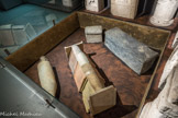 Musée d'Aquitaine. <br> Différentes sépultures : une urne, un satcophage, une amphore (souvent pour les enfants, en batière.