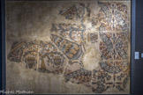 Musée d'Aquitaine. <br> Mosaïque appelée « Le Jardin du Paradis »
Bordeaux, rue Arnaud-Miqueu, sous l’ancien immeuble des Nouvelles Galeries en 1963 Ve-VIe siècle
Tesselles de marbre, de calcaire et de terre cuite Le thème végétal développé dans cette mosaïque (« arbre de vie » et paniers situés en dessous), se .retrouve dans, un certain nombre de pavements ayant orné des vïllae aquitaines : ceux de Taron dans les Pyrénées-Atlantiques, de Sarbazan et Saint-Sever dans les Landes, de Nérac en Lot-et-Garonne, de Séviac à Montréal-du-Gers. Un fragment de cette même mosaïque avait été découvert en 1928 assez éloigné pour déduire que le pavement appartenait, malgré un décor à connotation chrétienne, à une pièce d’habitation aux dimensions aussi imposantes que celles découvertes sous l’îlot Saint-Christoly entre 1973 et 1982.