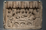 Musée d'Aquitaine. <br> Bas-relief.
Mise au tombeau.
Eglise Saint-Eloi (église des jurats de Bordeaux) Calcaire.
Milieu du XVe siècle.
La scène représentée est L'Ensevelissement du • Christ. Quatre dais dont les arcades sont surmontées de pinacles couronnent le bas-relief bordé sur les trois côtés. Onze personnages sont groupés autour du sarcophage sur lequel repose le Christ. Près de sa tête, la Vierge, soutenue par saint Jean et Marie- Madeleine. A leur suite, quatre Saintes Femmes dont Marie Jacobi et Marie-Salomé qui ont les cheveux dénoués. Joseph d’Arimathie et Nicodème tiennent les pans du linceul aux deux extrémités du sarcophage sous les arcades duquel sont nichés trois gardes. Ce relief décorait peut-être un tombeau ou un autel. Il faisait probablement partie d'une suite de scènes de la Passion.