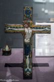 Musée d'Aquitaine. <br> Plaque centrale d’une croix processionnelle
Abbaye de La Sauve-Majeure (Gironde)
Art limousin, vers 1190 Cuivre doré, champlevé et émaillé.
Ce travail témoigne de l’importance de l'abbaye de La Sauve-Majeure, ainsi que de l’expertise des ateliers du Limousin auxquels Henri II et Aliéner, puis Richard Cœur de Lion, accordèrent leur patronage dès 1170. Au fond  : La pyxide correspond à un petit vase sacré utilisé pour conserver les hosties consacrées dans le cadre de l'Eucharistie. Sa forme est souvent cylindrique comme ici, fermée par un couvercle conique surmonté d’une croix ou d’une boule.