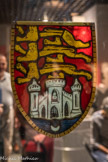 Musée d'Aquitaine. <br> Vitrail aux armes de Bordeaux et d'Angleterre
Chapelle Notre-Dame-de-la-Rose de l’église Saint-Seurin de Bordeaux siècle
Ces vitraux provenant de la Chapelle Notre dame de la Rose de l’église Saint Seurin de Bordeaux consacrée en 1444 par l’archevêque Pey Berland illustrent la qualité des productions gothiques de l’époque dont on admire ici les tons profonds et lumineux. Les armes de la ville portent ici les trois léopards d’Angleterre que l’on retrouve représentée sur l’autre vitrail également.