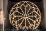 Musée d'Aquitaine. <br> Remplage de La rosace de l'église des Grands Carmes de Bordeaux
Art gothique flamboyant. Calcaire Cette rosace est constituée de douze rayons et d'un décor basé sur un système de trois carrés décalés régulièrement. 1 Les écoinçons déterminés ainsi sont eux-mêmes ornés de « lancettes » plus pu moins aiguës. Ce décor se différencie nettement des « roses » de Bordeaux qui lui sont contemporaines.