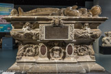 Musée d'Aquitaine. <br> Monument funéraire de Michel de Montaigne. Vers 1593 Calcaire
Michel Eyquem de Montaigne (1533-1592) appartient à une famille de marchands établie à Bordeaux au XVe siècle et récemment anoblie. Conseiller au parlement, il se retire en 1571 dans son château et y compose les Essais parus en 1580 et complétés en 1588.
Durant les Guerres de religion. Montaigne devient contre son gré maire de Bordeaux de 1581 à 1585 et parvient à maintenir la paix dans sa cité.
Le monument funéraire, exécuté vers 1593 par les sculpteurs bordelais Prieur et Guillermain, présente un gisant d’allure médiévale, qui convient davantage à l’homme public de condition nobiliaire, qu’au philosophe. Le piédestal s’orne de motifs délicatement ciselées où apparaît l’art maniériste.
Monument déplacé sous la Révolution puis revenu aux Feuillants devenus lycée (18G3), il prend place dans le hall de la Faculté des Lettres édifiée, sur ce même terrain à partir de 1882.
Des deux langues, choisis la plus proche du gascon.
Les clés sont les lignes, les lettres aux extrémités : les consonnes à gauche, les voyelles à droite, Mon tout : le fin mot de la vie du philosophe
Gauche: ?-11-8-1
Droite : 11-10