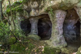 La grotte de Pair-non-Pair. <br> Abri sous roche consolidé par des poteaux en béton.