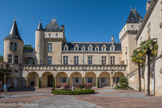 Château de la Rivière. La bâtisse fut construite en 1577 sur les vestiges d'un camp défensif élevé par Charlemagne. La restauration au XIXème siècle est signée d'architectes de renom dont Viollet-Le-Duc. En 2003, James Grégoire prend en main la destinée de ce domaine de 59 hectares, le plus important du Fronsadais.