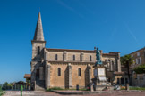 Église Saint-Pierre de Plassac<br> Elle a été reconstruite en 1883 sur une partie de la villa gallo-romaine, ce qui a permis de la découvrir. son clocher et son portail d'entrée qui datent de la fin du XVIIIe siècle ont été conservés. Quelques rares vestiges de la façade romane ainsi que d'anciens contrefortssont reconnaissables.