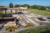 La Villa gallo-romaine et le Musée de Plassac. <br> La première villa a été élevée dans les années 20-40 de notre ère, au prix de travaux considérables. En effet, pour réaliser son projet, l'architecte a dû faire aplanir toute la partie inférieure du ressaut du Chardonnet, et la prolonger même d'une vingtaine de mètres en direction du fleuve par une terrase artificielle encore visible vers le fond du site. Le plan copiait celui des palais maritimes qui florissaient alors depuis un siècle en Italie centrale et méridionale, et dont les peintures pompéiennes offrent parfois des images cavalières.<br>
Dans les années 100-120 ap. J.-C., le palais maritime est démoli pour laisser place à un autre édifice. Le nouvel ensemble reste, en gros, fondé sur les murs existants. Il ouvre toujours sur le paysage, composante de toute façon essentielle dans ce type de construction, et une salle à manger-belvédère, appuyée au mur - droit maintenant - qui ferme la villa à l'ouest, marque toujours, du côté du fleuve, le centre de la façade ouverte sur l'estuaire.<br>
La villa du Bas-Empire : Fin IVème début Vème siècle. Les vestiges de ce que nous appelons le dernier état sont a priori les plus aisément identifiables pour le visiteur, puisqu’ils affleurent partout