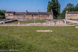 La Villa gallo-romaine et le Musée de Plassac. <br> La première villa. La particularité la plus remarquable en était le grand développement de la façade dominant la mer, ici, l'estuaire. Cette façade se composait d'un vaste hémicycle central prolongé de chaque côté (à Plassac, on ne connait que la partie nord), parallèlement au rivage, par des corps de bâtiments. Salle à manger de la Ière villa.