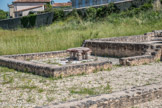 La Villa gallo-romaine et le Musée de Plassac. <br> Le chauffage au sol (hypocauste) est apparu en Gaule dès le Ier siècle dans les maisons les plus riches. Même si l’on n'en a trouvé aucune trace, il est vraisemblable que les premières villae de PLASSAC disposaient de ces aménagements.
Ce sont les équipements de chauffage de la 3eme villa qui ont été conservés.
La différence de température correspond à deux types d'aménagements :
les salles à pilettes où l'air chaud circule sous l'ensemble de la surface du sol et où l'on peut atteindre des températures de 25 à 27°C ;