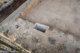 La Villa gallo-romaine et le Musée de Plassac. <br> Le tirage est assuré par des conduits dans le mur, ce qui permet un chauffage supplémentaire. Ces conduits peuvent occuper toute la surface du mur. L'air chaud peut circuler, par exemple, derrière des briques à mamelles.
Dans certains cas, seules quelques canalisations en tubuli de terre cuite servent au tirage.