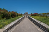 Citadelle de Blaye<br>. Rampe d'accès. Dès l'Antiquité, le promontoire rocheux de Blaye, dominant l'estuaire de la Gironde, est occupé par un camp militaire romain. Au Moyen Age, le village romain se transforme en village médiéval et le castrum laisse place à un château fort dont on peut encore voir les vestiges aujourd’hui. Par la suite, les fortifications subissent de nombreux travaux mais c'est grâce au génie de Vauban qu'elles deviennent un système de défense moderne : une citadelle. En entrant dans cette cïtade11e, on observe les éléments de défense encore  intacts-mis en place par Vauban qui témoignent de la stratégie militaire du grand ingénieur. La citadelle est vendue par l’armée à la ville de Blaye après la seconde guerre mondiale. Dès lors, on tente de protéger le site et de restaurer les bâtiments. En 2007, les 33 hectares du site sont classés Monuments Historiques et en 2008, la citadelle de Blaye, le Fort Pâté et le Fort-Médoc, avec 11  autres fortifications de Vauban, ont été inscrites sur la liste du patrimoine mondial de l'UNESCO.